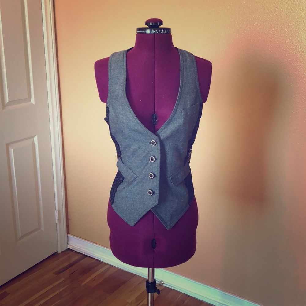Tuxedo vest with lace